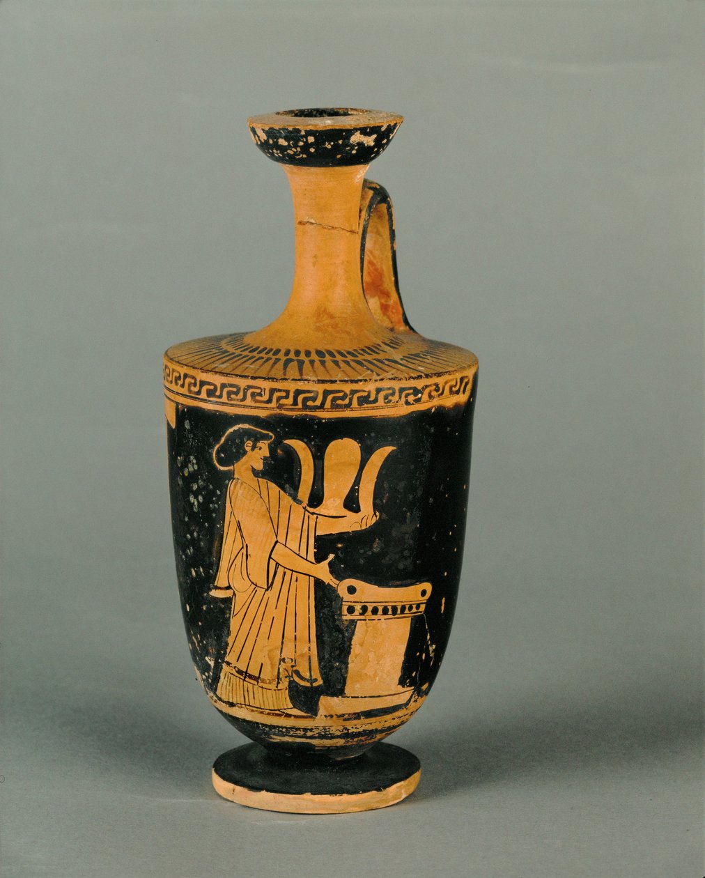 Nő az oltárnál. Kicsi, vörös alakú lekythos ... alkotó: Painter Icarus