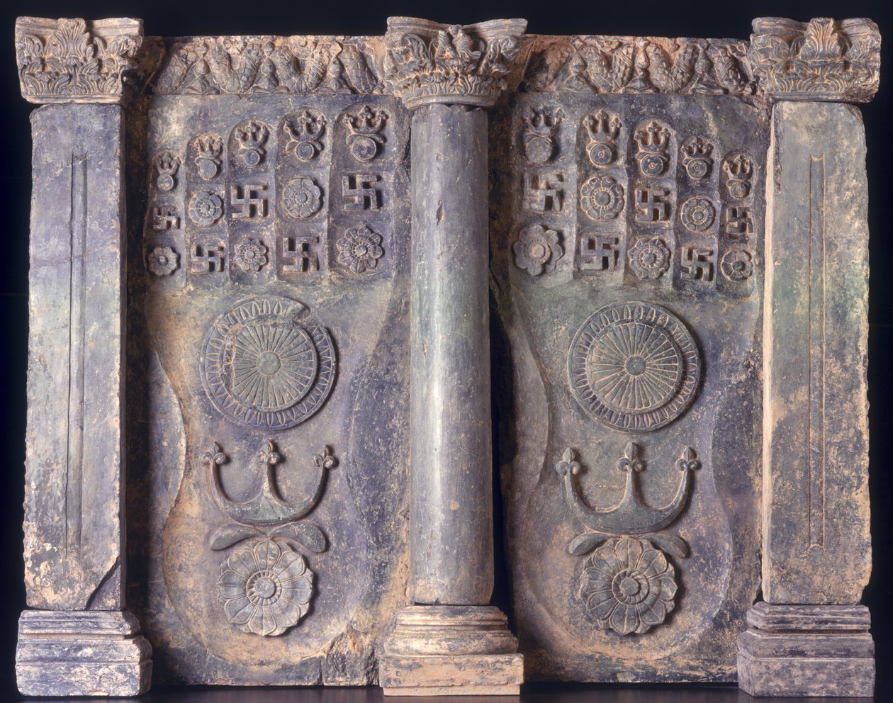 Friz, amely Buddhák lábnyomait mutatja, Gandhara, Kr. u. 1.–5. század; alkotó: Pakistani School