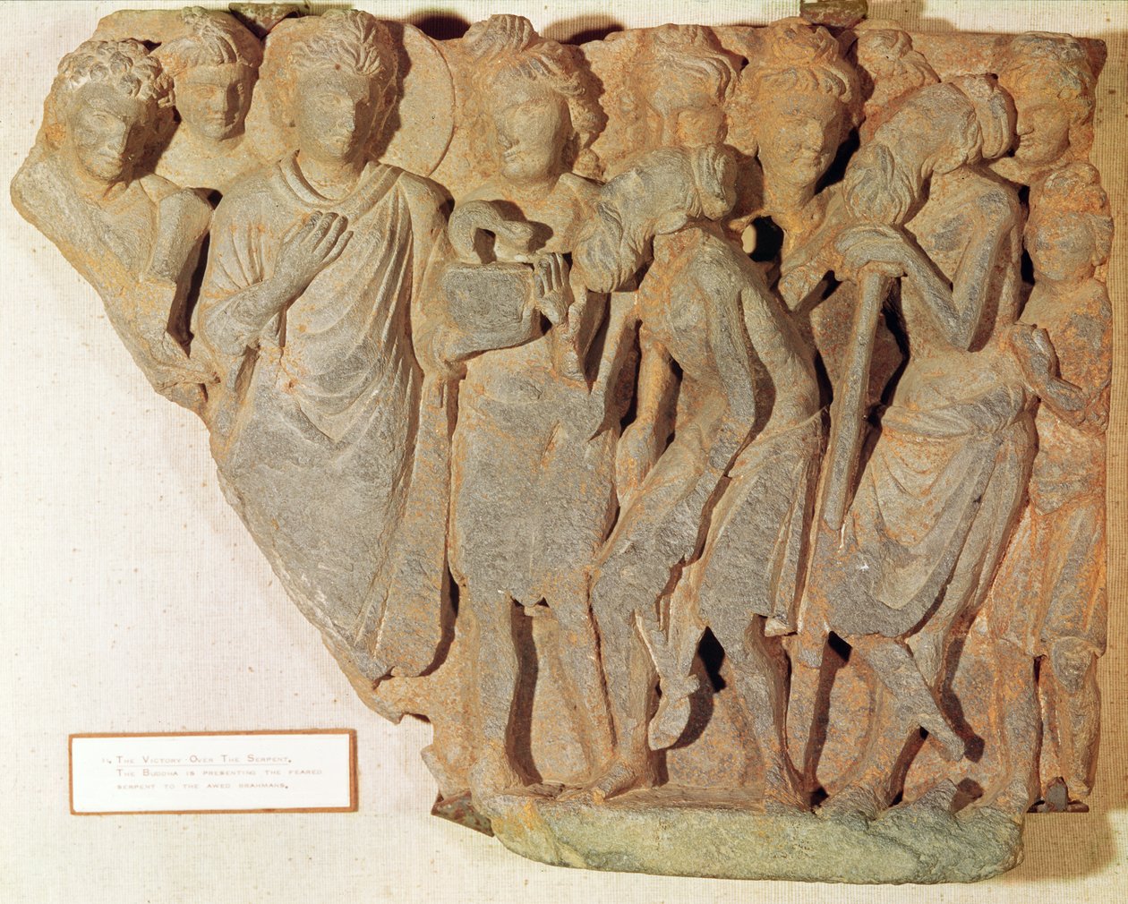 Győzelem a kígyón, dombormű, amely Buddhát ábrázolja, amint a rettegett kígyót bemutatja az áhított brahmanoknak, görög-buddhista stílusban, 1-4. alkotó: Pakistani School