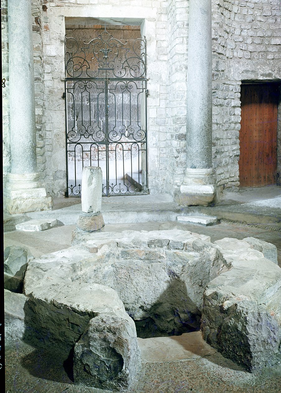 A székesegyház nyolcszögletű keresztelőkápolnájának belseje alkotó: Paleo Christian