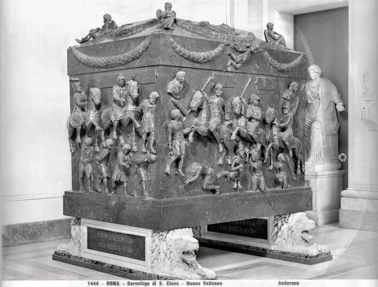 Szent Ilona szarkofágja római lovasokat és barbár foglyokat ábrázol (porfír) alkotó: Paleo Christian