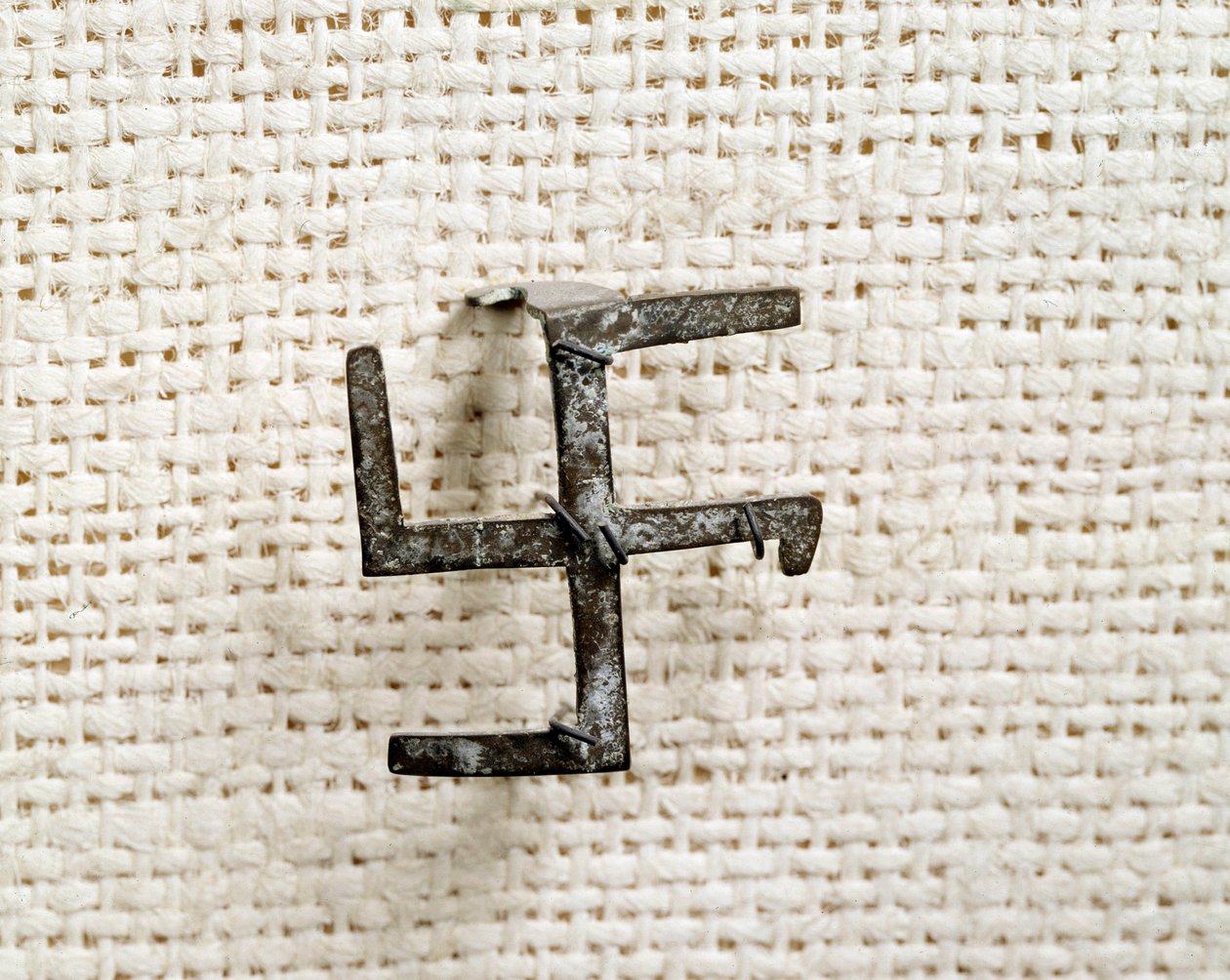 Keresztény ókor: svasztika alakú fibula (ami inspirálja a keresztes gammee-t). 1-3 század. Saint Germain en Laye Nemzeti Régészeti Múzeuma alkotó: Paleo Christian