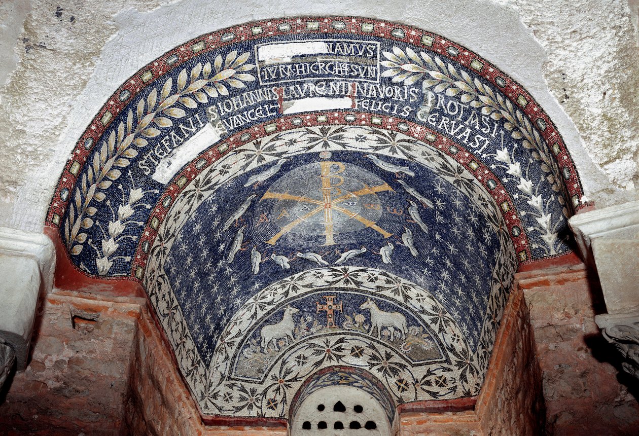 Paleokréta művészet: Krisztus monogramját a Szentháromság szimbólumai veszik körül. 5. vagy 6. századi mozaik. Baptistere d