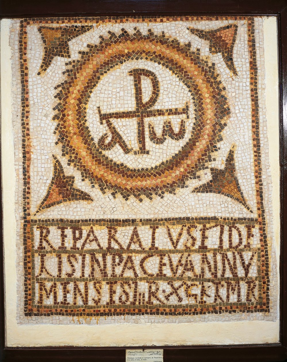 Tunézia, Az uppennai mozaik, sírfeliratos sírt ábrázoló mozaikmunka: alfa és omega (eleje és vége) alkotó: Paleo Christian