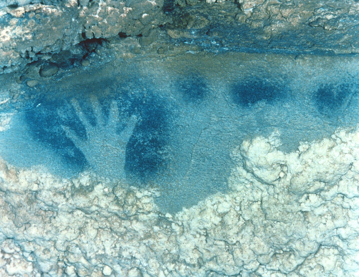 Kézi stencil, a Foltos Ló Panel felső részéből, késő felső paleolit időszak, Solutrean kultúra, ie 22000-18000 körül (fotó) alkotó: Paleolithic Paleolithic
