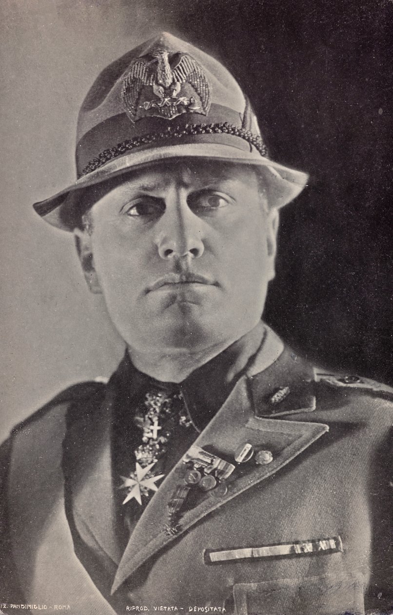 "Duce" album: Benito Mussolini Milícia egyenruhában (f/w fotó) alkotó: Pandimiglio Pandimiglio