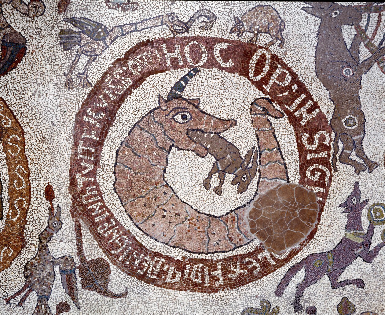 A Leviatán ábrázolása a Sátánt megtestesítő krokodil formájában, aki a szájában az emberi lényt ábrázoló nyulat tart. Pantaleone mozaikja, pap és mozaik. 1163-1166. Az otrantói székesegyház központi hajója (Otranto), Olaszország © Luisa Ricci alkotó: Pantaleon Pantaleon