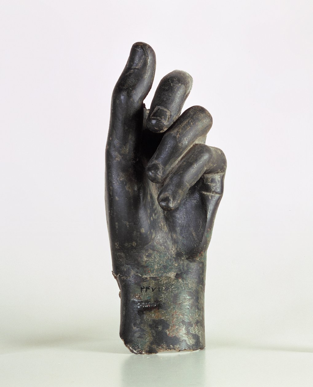 Kéztöredék, esetleg egy íjász, Shamiból, Malamirból, Iránból (bronz) alkotó: Parthian School