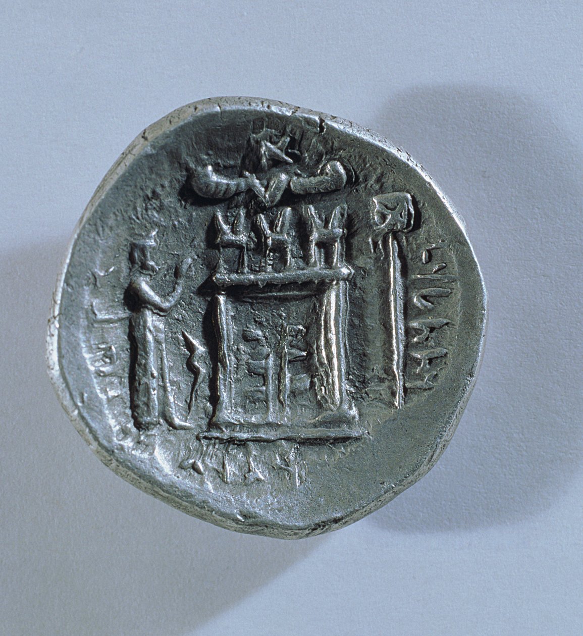 Vahbarz-i Tetradrachm, Persis királya, egy zoroasztriánus tűzoltárt ábrázol (hátra) (lásd még: 180367) alkotó: Parthian School