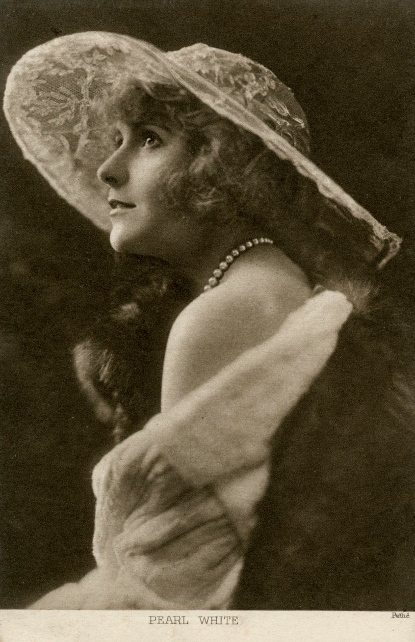 Pearl White amerikai színésznő és filmsztár, 1910. alkotó: Pathe