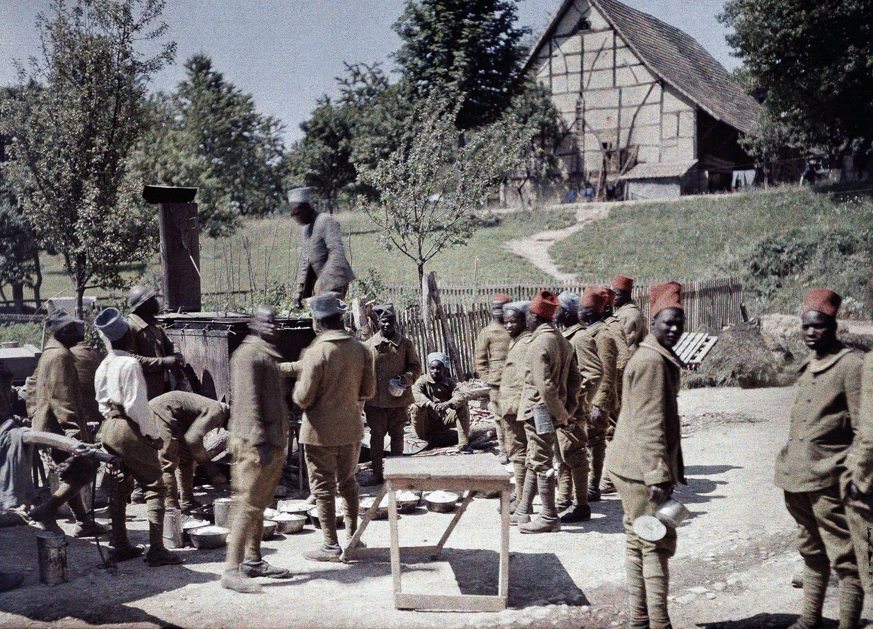 Szenegáli katonák egy csoportja a francia hadseregben gyalogosként ebédel Saint-Ulrichban, Haut-Rhin megyében, Elzász, Franciaország, 1917. június 16. (autokróm) alkotó: Paul Castelnau