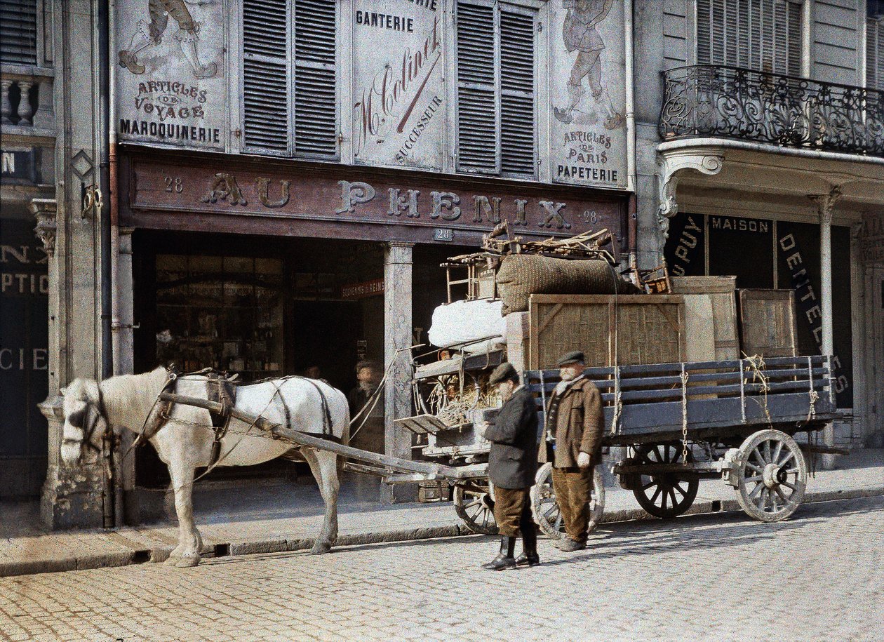 Egy lovas szekér meg van rakva bútorokkal és személyes holmikkal egy bőráru bolt előtt, Reims, Franciaország, 1917. május 4. (autokróm) alkotó: Paul Castelnau