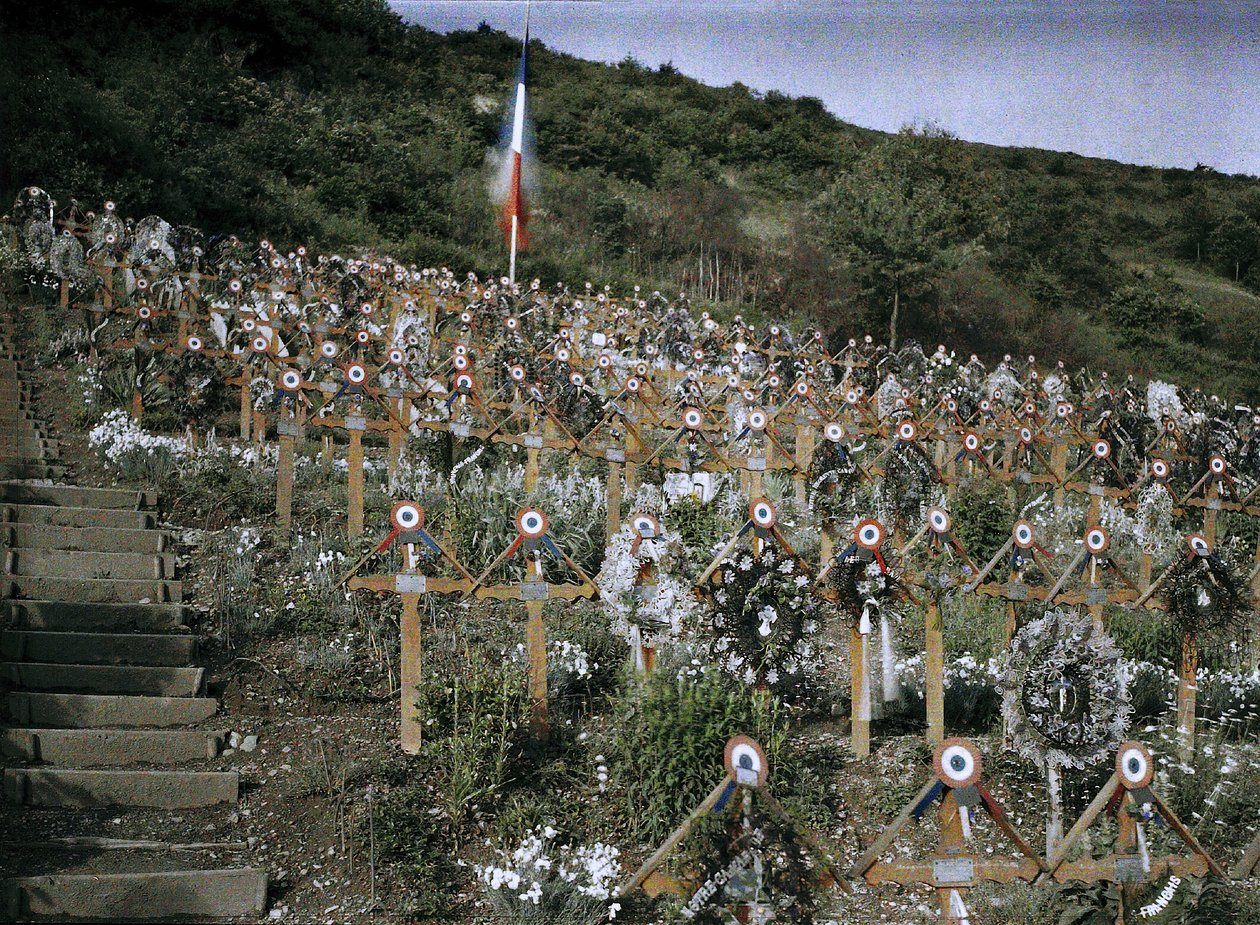 Katonai temető egy domboldalon Moosch városában, Elzászban, Franciaországban, 1917 (autokróm) alkotó: Paul Castelnau