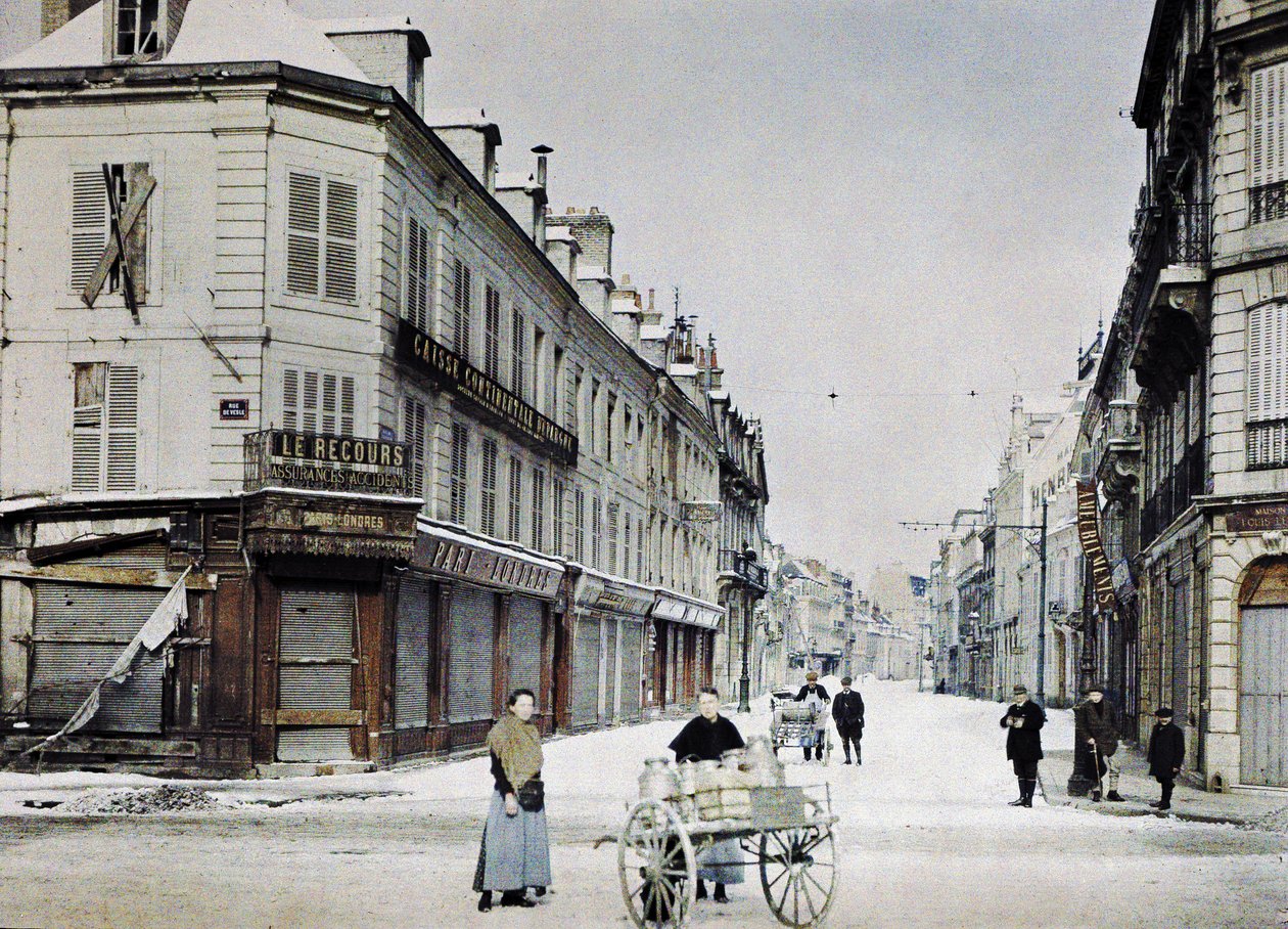 Egy nő tejesdobozokkal teli kocsival a Rue de Vesle-n és egy férfi egy másik szekérrel mögötte a Rue de Talleyrand-on, Reims, Franciaország, 1917. március 3. (autokróm) alkotó: Paul Castelnau