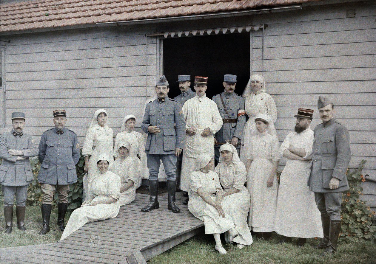 Orvosok, nővérek és egészségügyi személyzet az 55-ös tábori kórház előtt Bourbourgban, Nord Department, Nord-Pas-de-Calais régió, Franciaország, 1917. szeptember 1. (autokróm) alkotó: Paul Castelnau