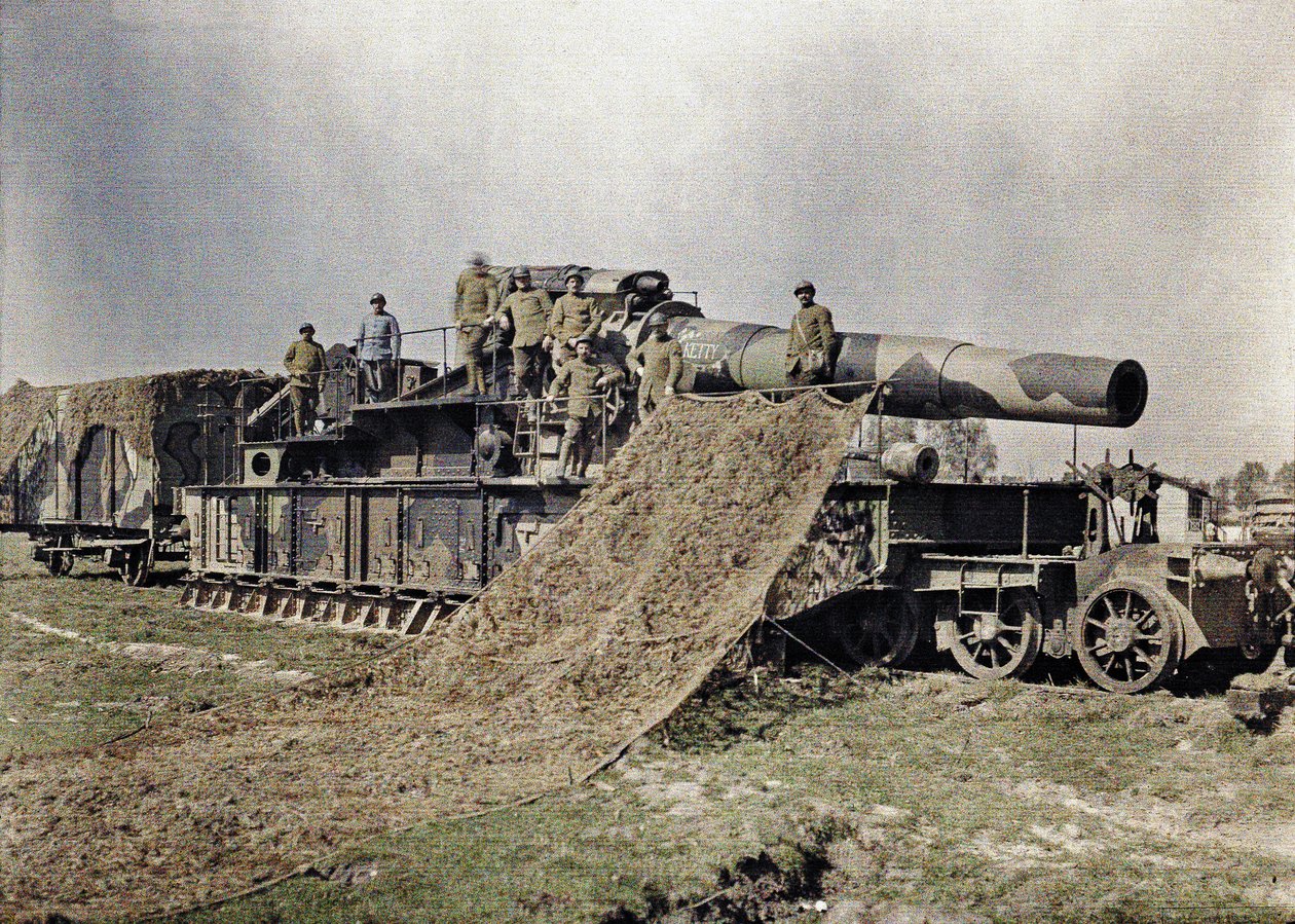 Nyolc francia katona álcáz egy 370 mm-es vasúti fegyvert Keity, Noyon, Oise, Franciaország, 1917. szeptember 5. (autokróm) alkotó: Paul Castelnau