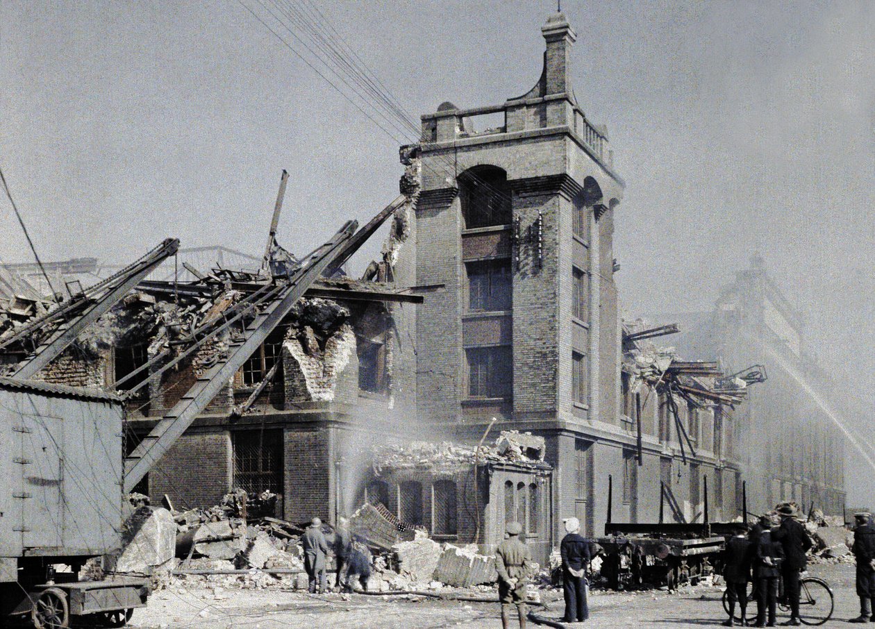 Francia tűzoltók, katonák és civilek próbálják megakadályozni a szeptember 2-i és 3-i bombázások után keletkezett tüzek továbbterjedését, amelyek több dunkerque-i épületet, köztük a raktárépületet is érintették Ba alkotó: Paul Castelnau
