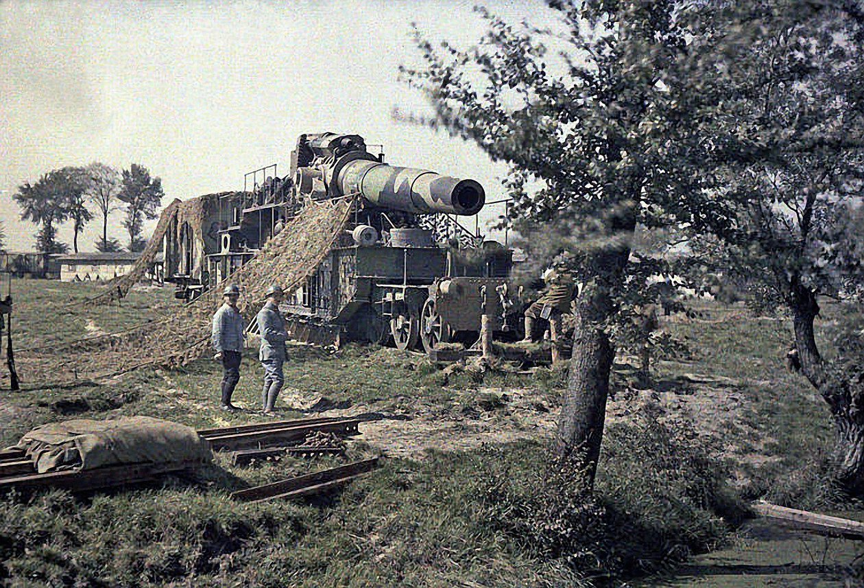 Francia katonák egy 370 mm-es vasúti fegyvert álcáznak Keity, Noyon, Oise, Franciaország, 1917. szeptember 5. (autokróm) felirattal alkotó: Paul Castelnau