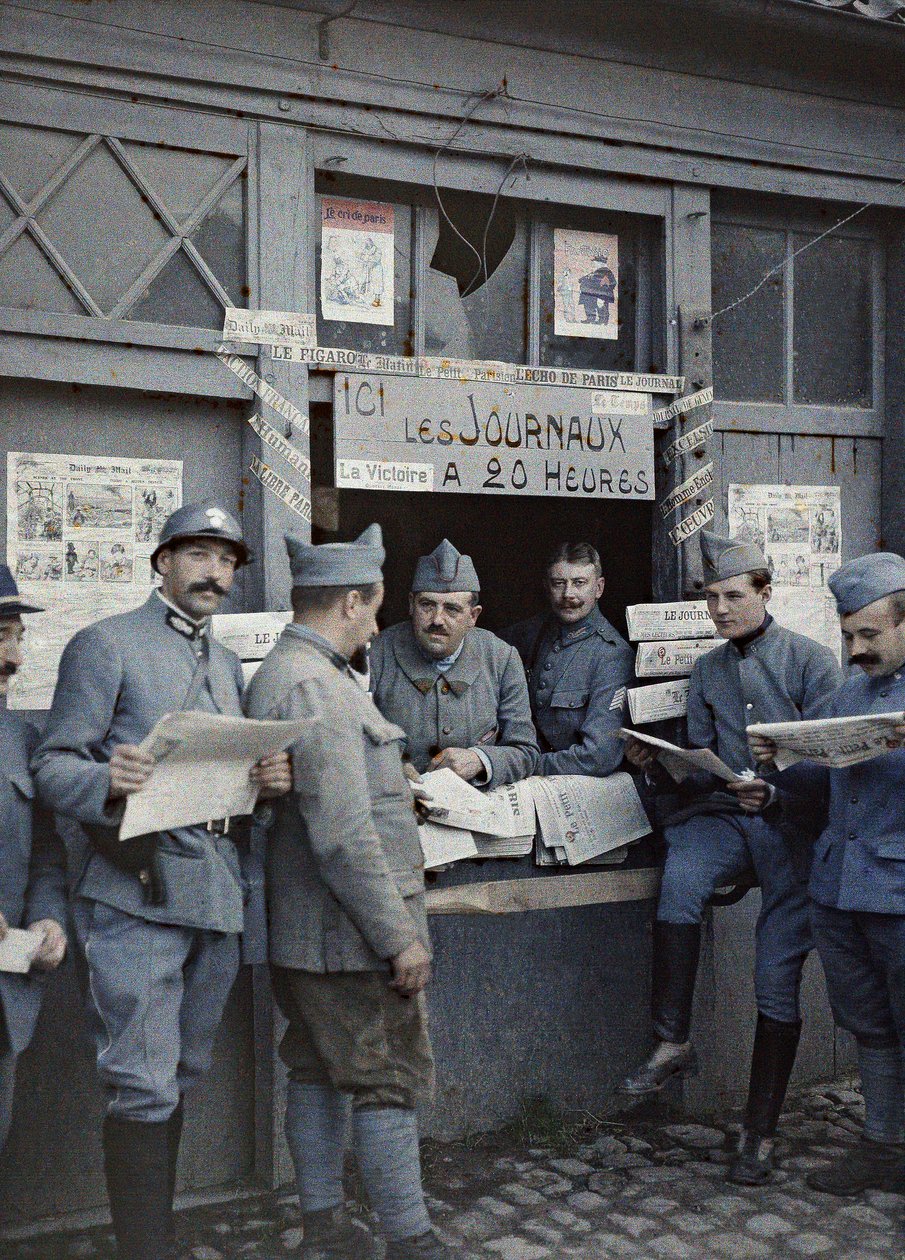 Francia katonák, akik újságot vásárolnak és olvasnak egy kioszkban a Rexpoede-ben, Északi megyében, Nord-Pas-de-Calais régióban, Franciaországban, 1917. szeptember 6. (autokróm) alkotó: Paul Castelnau
