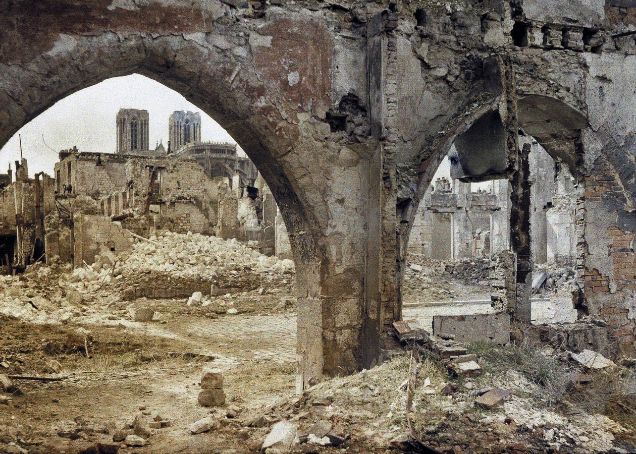 A Notre-Dame de Reims székesegyház tornyai látszanak egy belvárosi épület megrongálódott ablakain keresztül, Franciaország, 1917. április 3. (autokróm) alkotó: Paul Castelnau