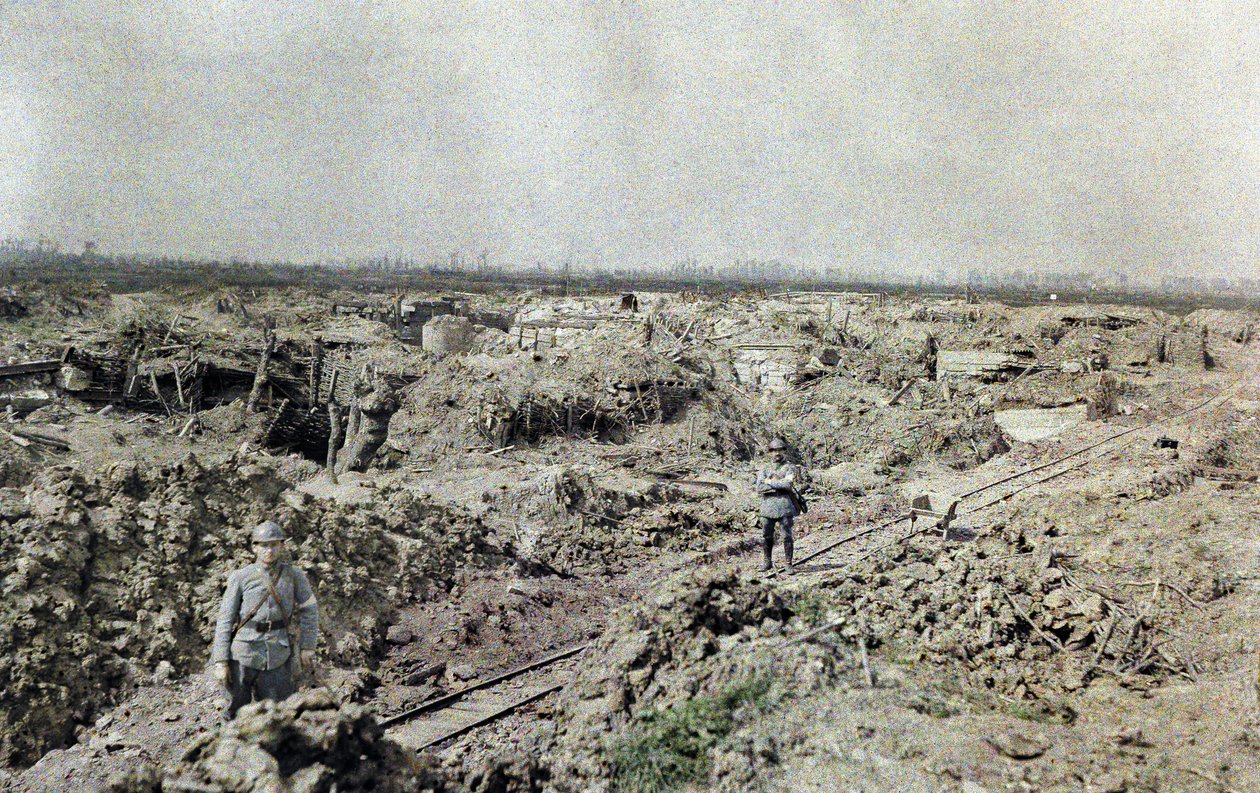 Két francia katona egy keskeny nyomtávú vasúti vágánynál áll a Het Sas-i francia vonal közelében, egy tüzérségi tűz által pusztított területen, Belgium, 1917. szeptember 10. (autokróm) alkotó: Paul Castelnau