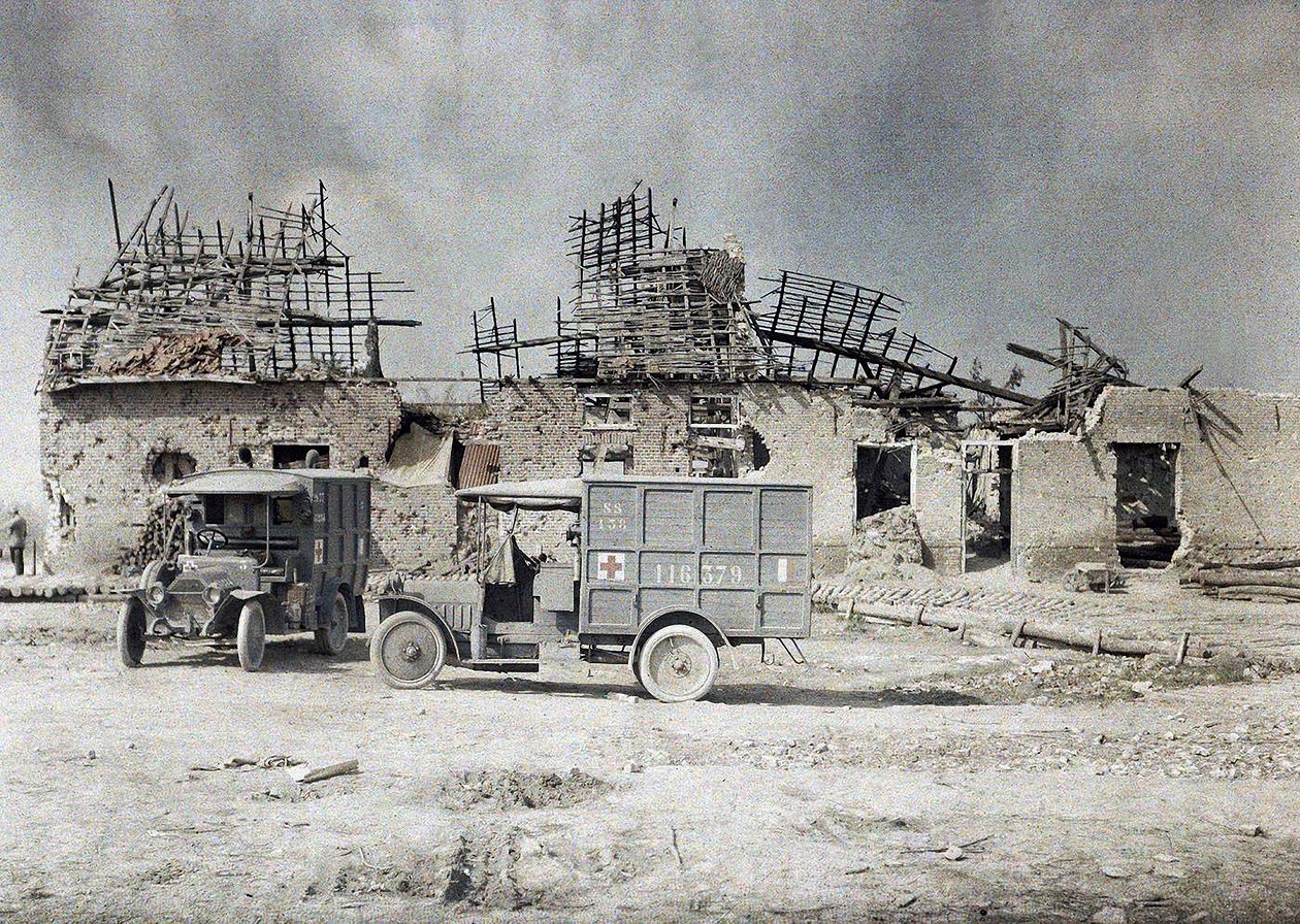 Két mentőautó egy tüzérségi tűz által pusztított épület előtt, Belgium, 1917. szeptember 17. (autokróm) alkotó: Paul Castelnau