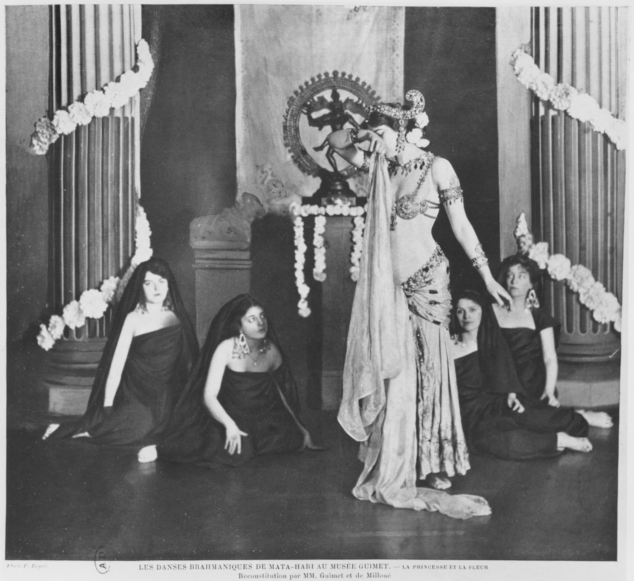 Mata Hari fellép a Musee Guimet-ben, Párizsban, 1905. március 13-án alkotó: Paul Boyer