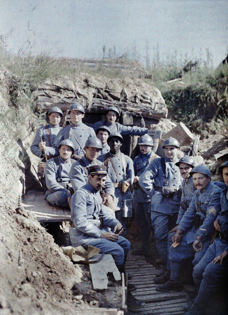 Francia katonák egy csoportja egy lövészárokban a frontvonalon, Hirtzbach, Haut-Rhin Department, Elzász, Franciaország, 1917. június 16. (autokróm) alkotó: Paul Castelnau