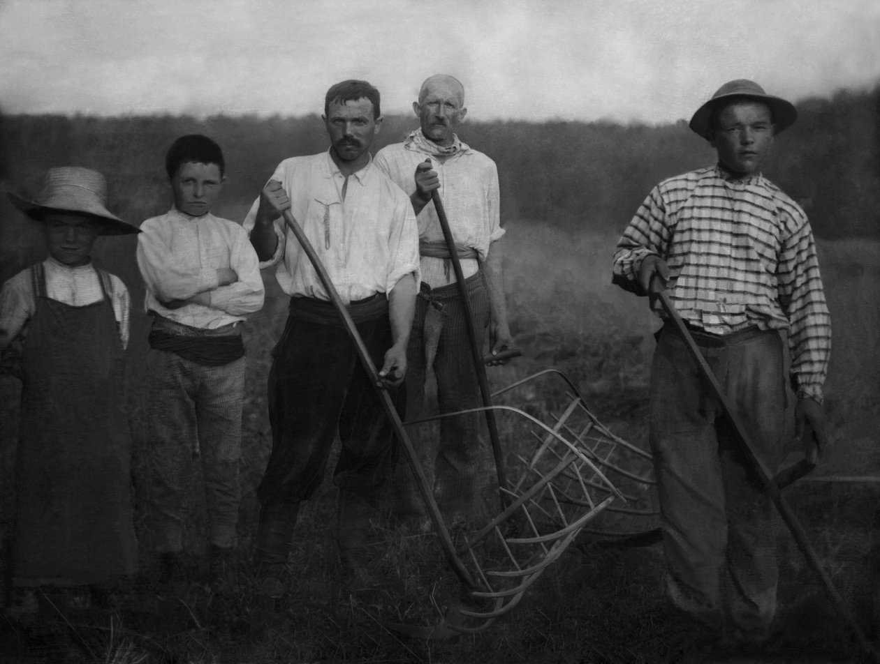 Portré mezőgazdasági munkásokról, felnőttekről és gyerekekről, Chaumont régióból (Haute Marne) szénavágás közben. Fénykép, 1886 körül, Paul Emile Theodore Ducos (1849-1913). alkotó: Paul Emile Theodore Ducos