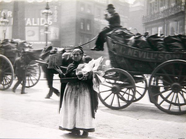 Egy női újságárus, London, 1890-es évek (f/w fotó) alkotó: Paul Martin