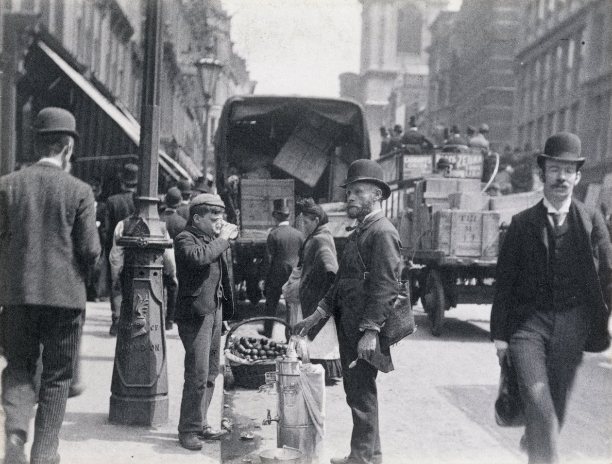 Sherbet vagy víz eladó Cheapside-ban, 1893 alkotó: Paul Martin