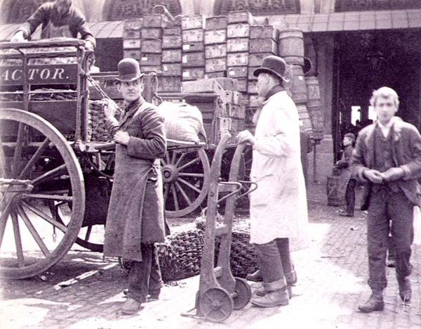Kirakodás a Billingsgate Marketen alkotó: Paul Martin