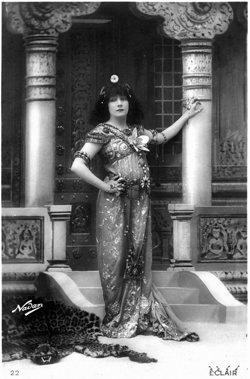 Henriette Rosine Bernard aka Sarah Bernhardt (1844-1923), mint Izëyl, képeslap alkotó: Paul Nadar
