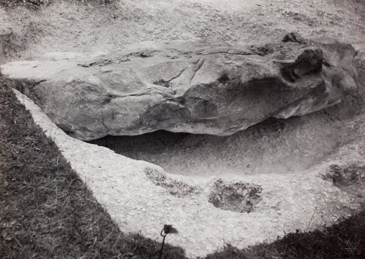 Fűbe süllyesztett szikla alkotó: Paul Nash
