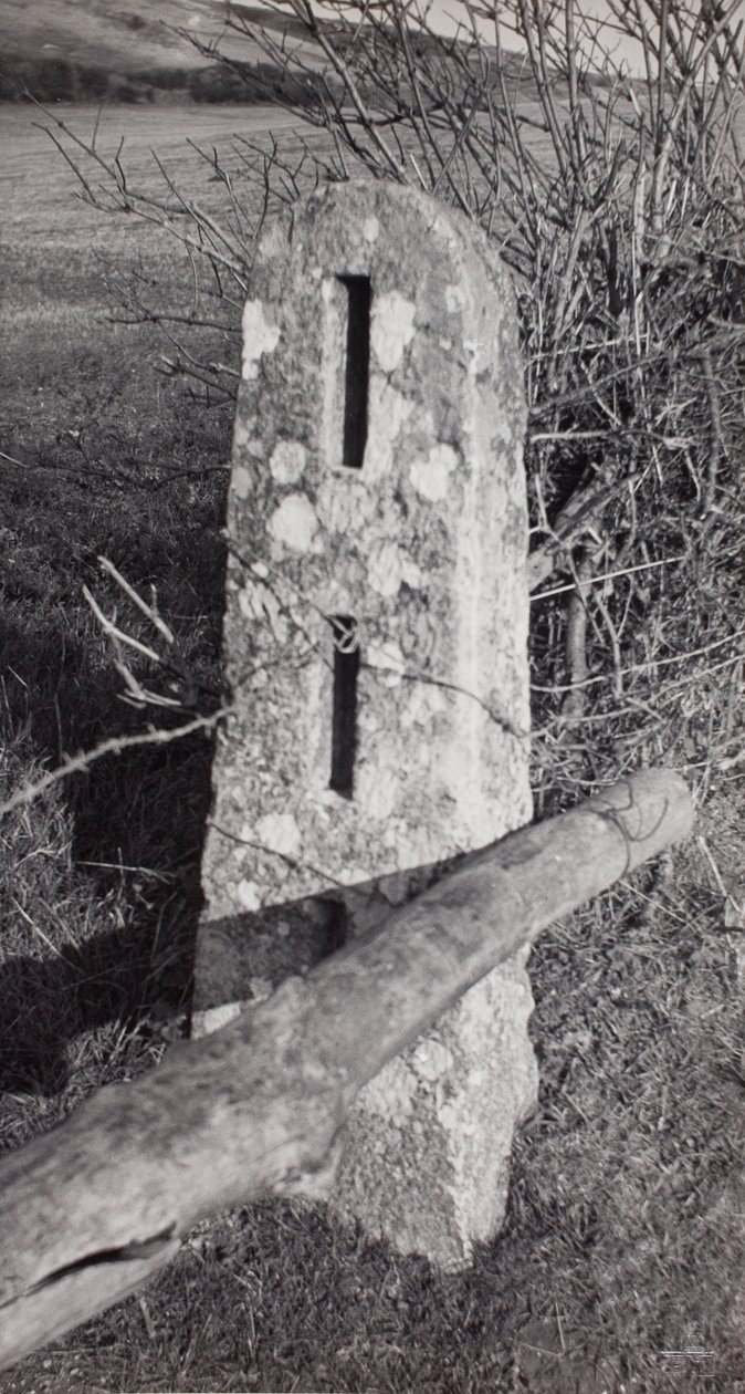 Stone Post alkotó: Paul Nash