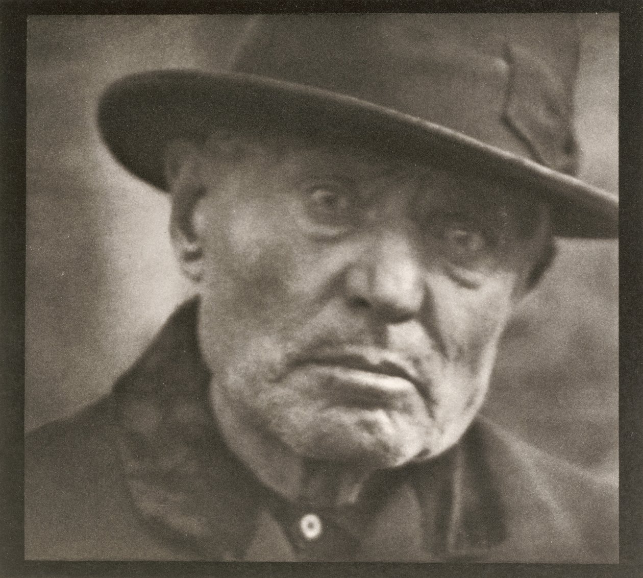 Fénykép - New York [Férfi - Five Points Square] alkotó: Paul Strand