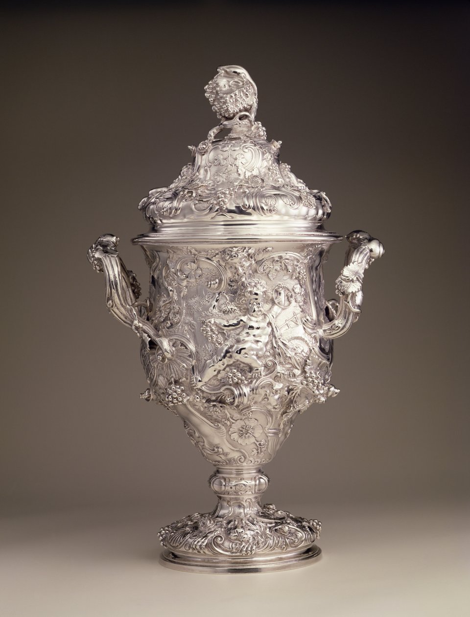 Kétnyeles pohár és borító, 1742-43 alkotó: Paul de Lamerie