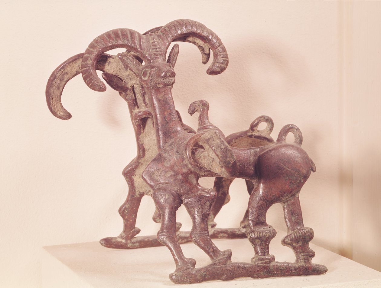 Két kősziklával díszített lószárak, Lorestanból, Iránból, Kr.e. 8-7. században (bronz) alkotó: Period Neo Elamite