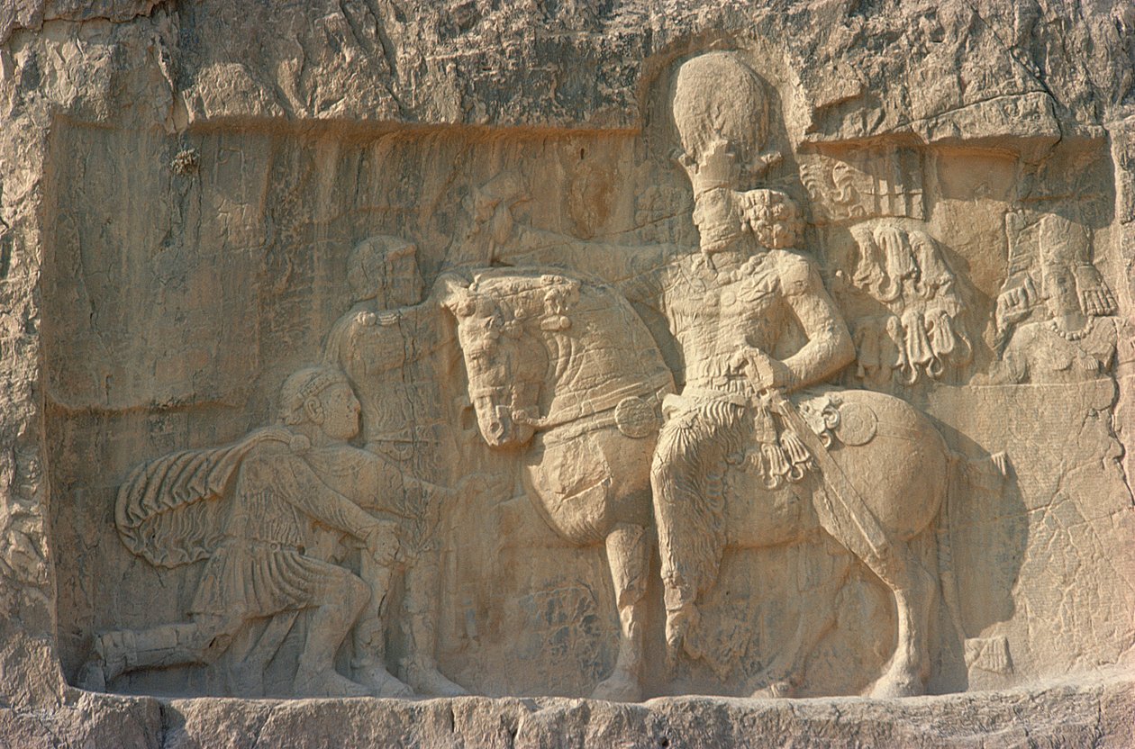 I. Shapur királyt (i.sz. 241-272) és Valerianus római császárt (i.sz. 240-260) Sassanianust (mészkő) ábrázoló dombormű alkotó: Persian