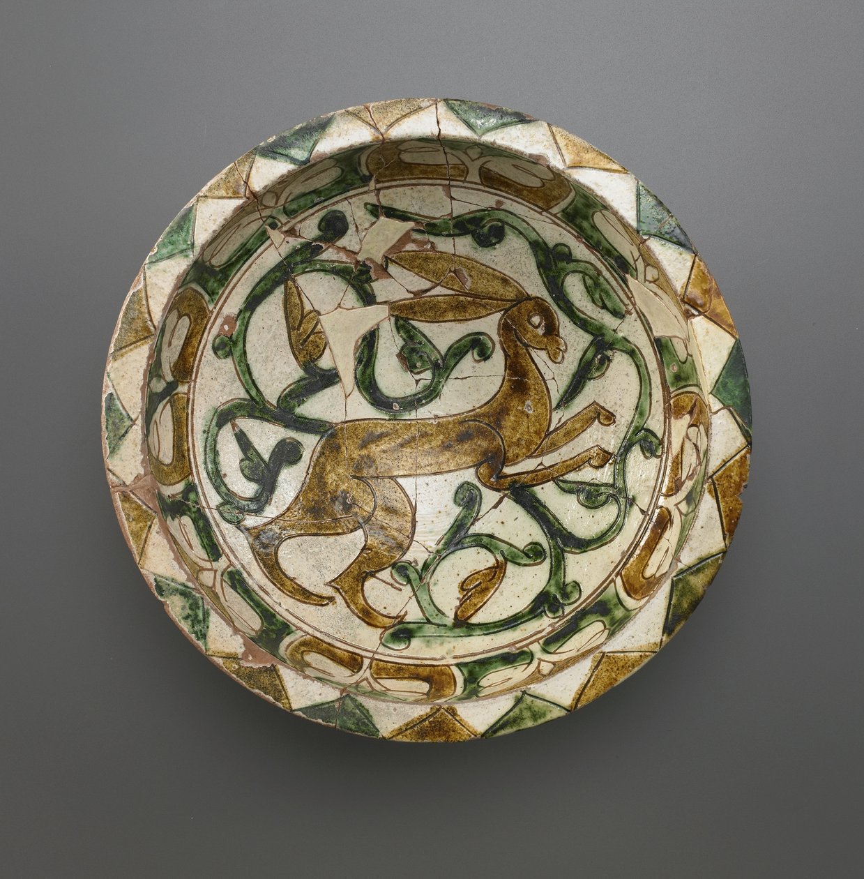 Tál, Seljud-dinasztia, 12-13. század (kerámia) alkotó: Persian School