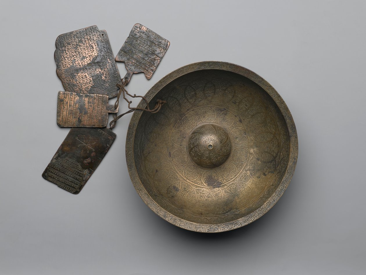 Chihil Kilid jós tál feliratokkal, állatöv jelekkel és négy plaketttel, 1679 (rézötvözet) alkotó: Persian School