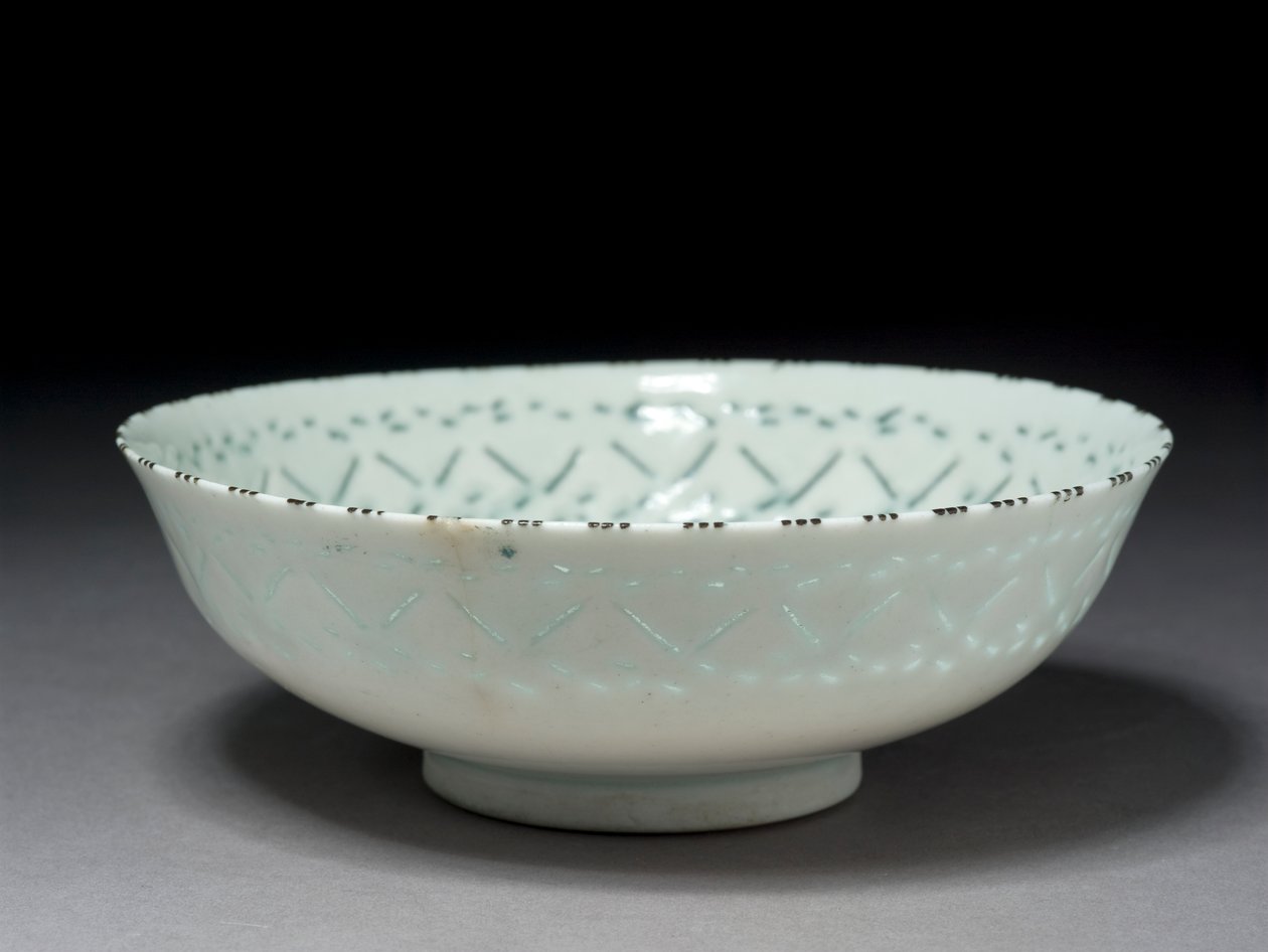Gombroon Bowl, Irán, Safavid-korszak (kőpaszta áttört díszítéssel és fekete alátéttel) alkotó: Persian School