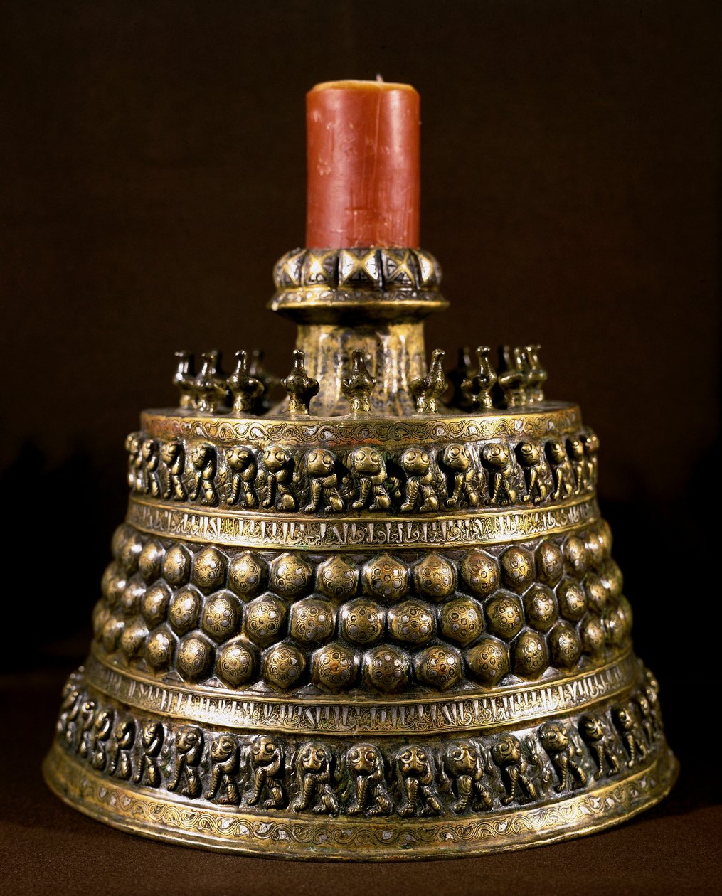 Iszlám művészet: bronz gyertyatartó ezüst berakással. A XII. századi perzsa művészet. Kairó, Iszlám Művészeti Múzeum alkotó: Persian School