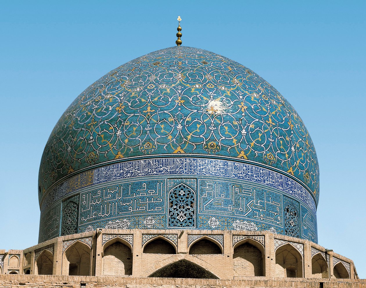 Perzsa építészet (Safavid): a Királyi Mecset (vagy Masjid I-Shah) kupolája: a kerámiák részlete a bejárattól. 1612-1630. Iszfahán (Iszfahán vagy Espahan, Eszfahán), Irán. alkotó: Persian School