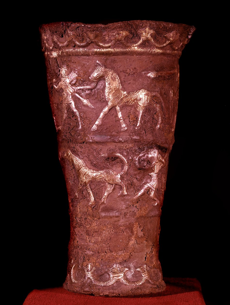 Perzsa művészet: Hassanlu arannyal kirakott ezüstkupa, Kr.e. 9. század. Csatajelenetek fent, alul vadászjelenetek. Teherán, Régészeti Múzeum. alkotó: Persian School