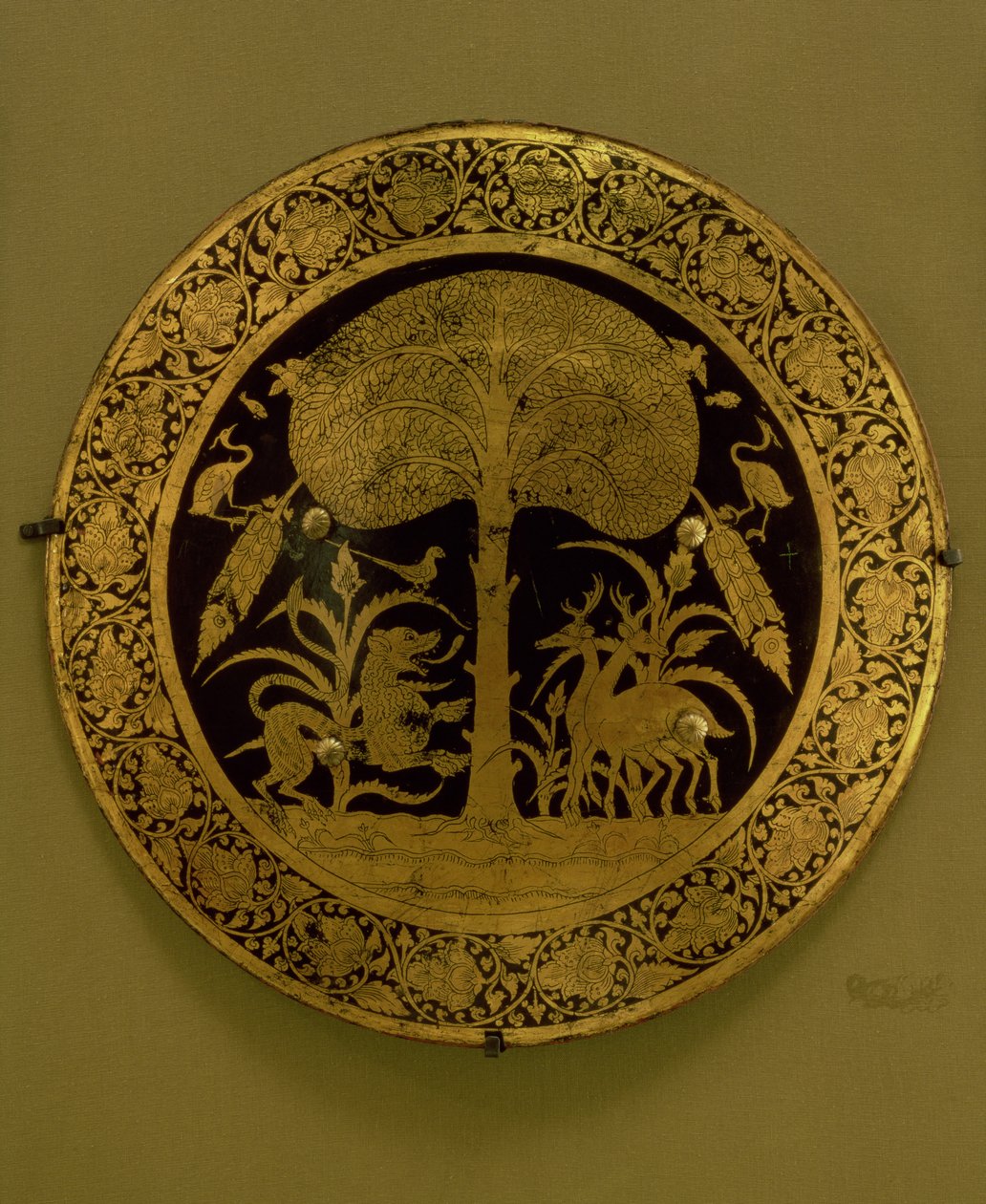 Tányér stilizált virágok szegélyével, egzotikus állatok jelenetét körülvevő fa alatt (aranyozott bronz) alkotó: Persian School