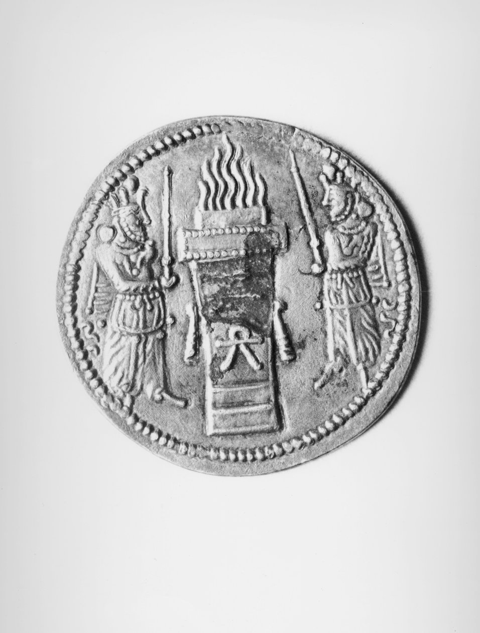 II. Shapur (310-79) érme hátoldala, amely egy áldozati tűzoltárt ábrázol, Sassanian (ezüst) (előlapját lásd: 142415) alkotó: Persian School