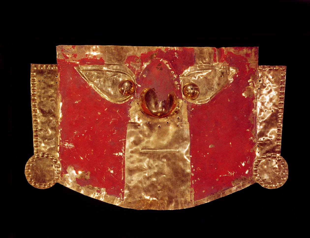 Inka maszk (arany, piros festékkel) alkotó: Peruvian School