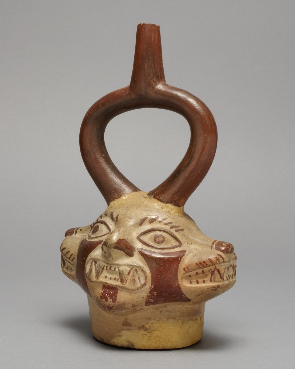 Kengyeles edény többfejű macskaféle formában, i.sz. 250-500 (kerámia és pigment) alkotó: Peruvian School