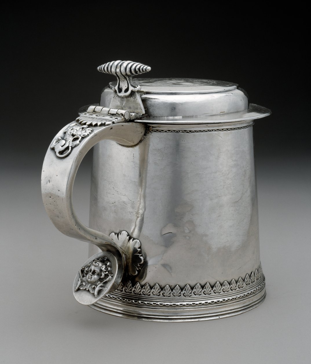 Tankard, 1710 körül (ezüst) alkotó: Peter Van Dyck